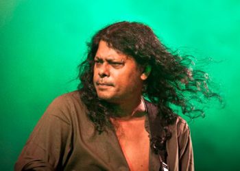 মাঠের লড়াইয়ের আগে মিরপুর মাতালেন জেমস