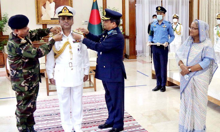 এডমিরাল র‌্যাংক ব্যাজ পরানো হলো নৌবাহিনী প্রধানকে