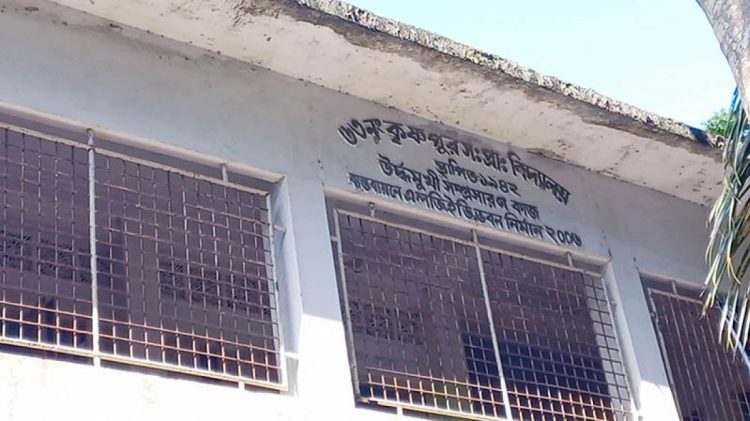 স্কুলে না এলে শিক্ষার্থীদের থেকে জরিমানা আদায়