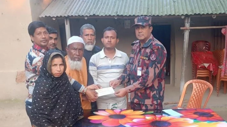আবু সাঈদের পরিবারের কাছে ১০ লাখ টাকার চেক হস্তান্তর করলো বিজিবি