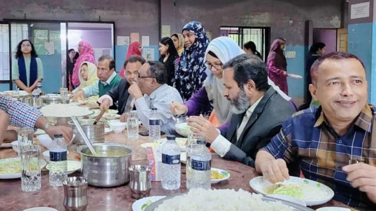 খাদ্যের মান যাচাইয়ে এসে শিক্ষার্থীদের সঙ্গে খেলেন উপাচার্য