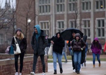 কেন বিদেশি শিক্ষার্থীদের ক্যাম্পাসে দ্রুত ফিরতে বলছে যুক্তরাষ্ট্রের বিশ্ববিদ্যালয়গুলো?